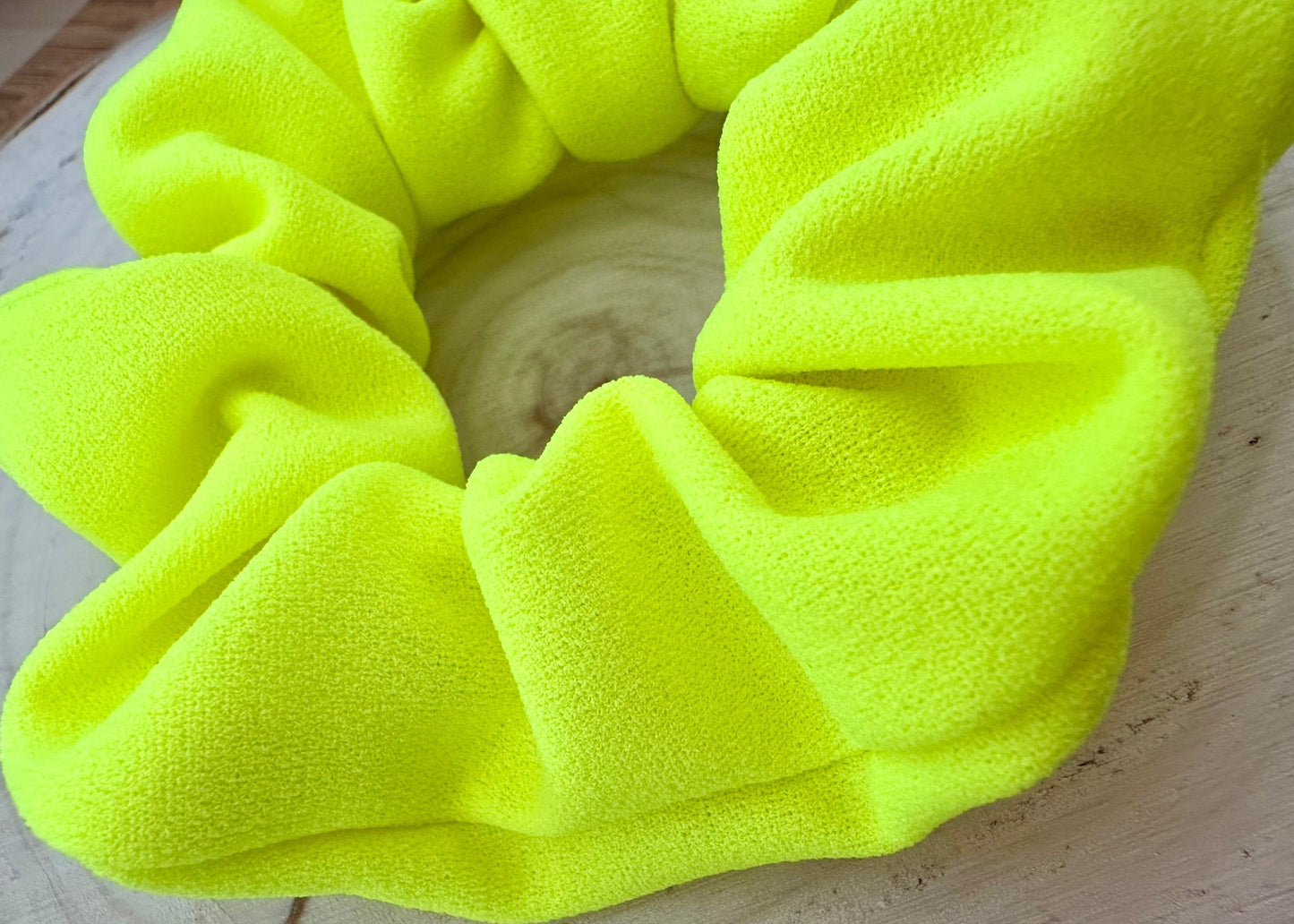 Chouchou jaune néon en tricot crêpe