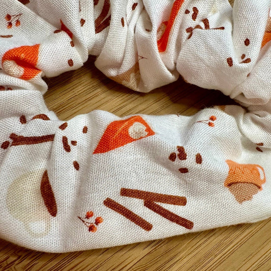 Chouchou blanc avec motifs d'automne (cafés, tartes, fleurs, etc.)