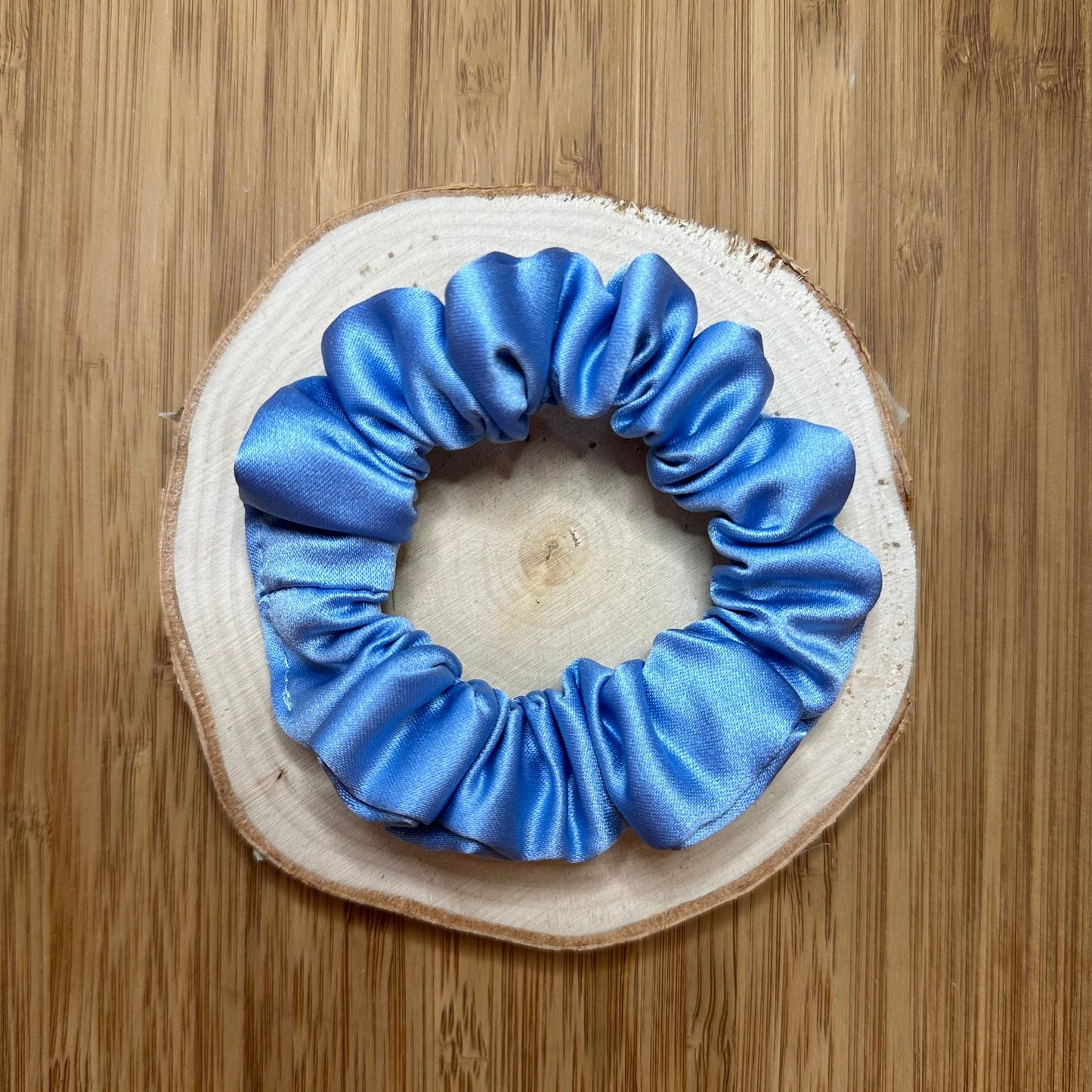 Chouchou format mini bleu pâle en satin épais et mat