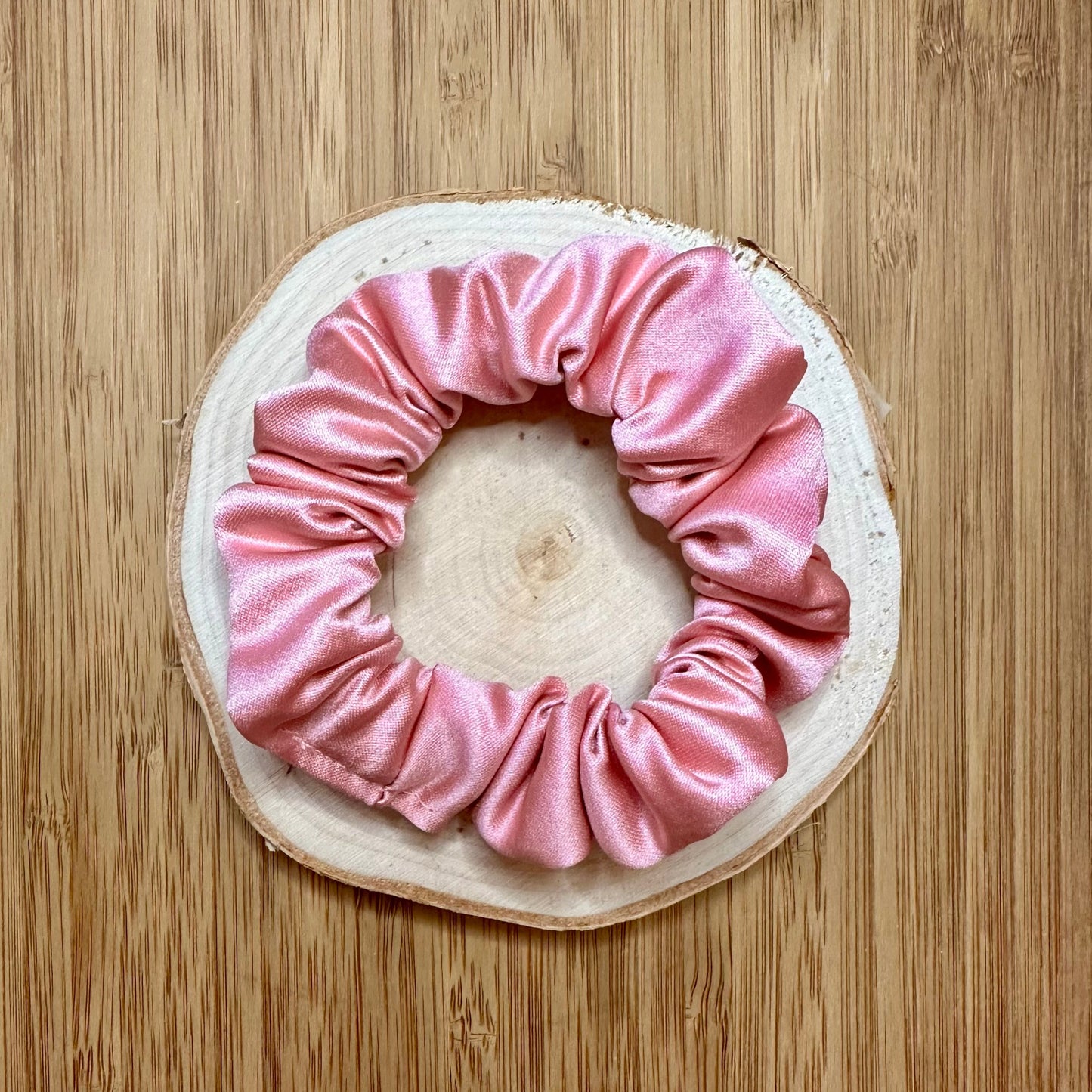 Chouchou format mini rose pâle en satin épais et mat