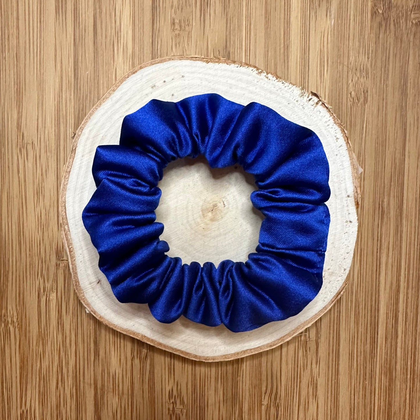 Chouchou format mini bleu indigo en satin épais et mat