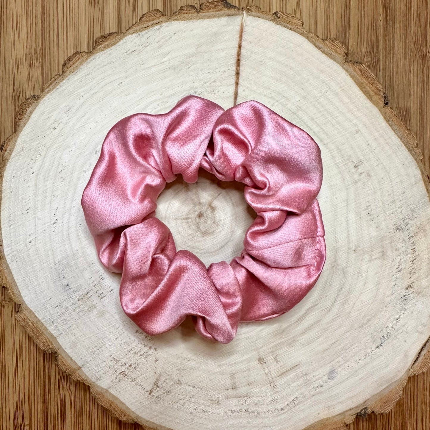 Chouchou rose pâle en satin épais et mat