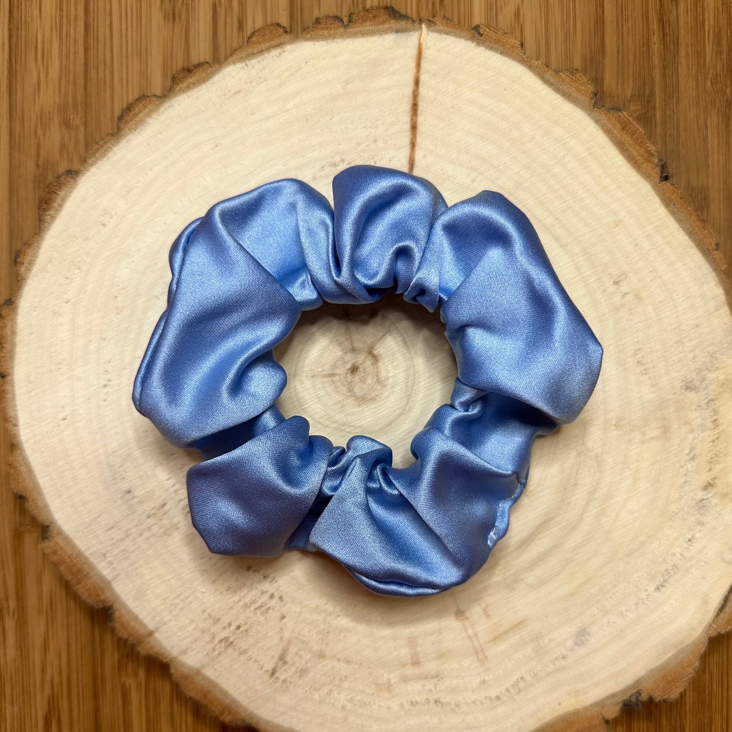 Chouchou bleu pâle en satin épais et mat