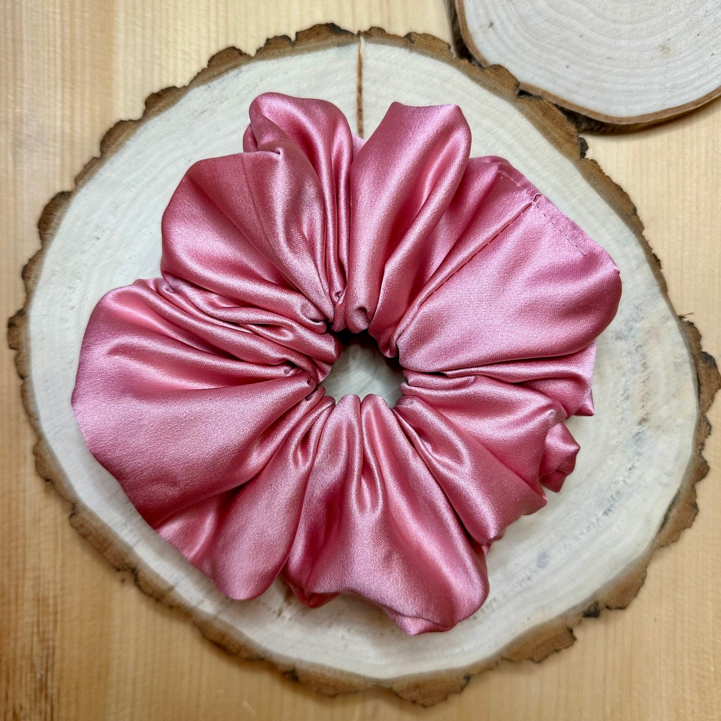 Chouchou XL rose pâle en satin épais et mat