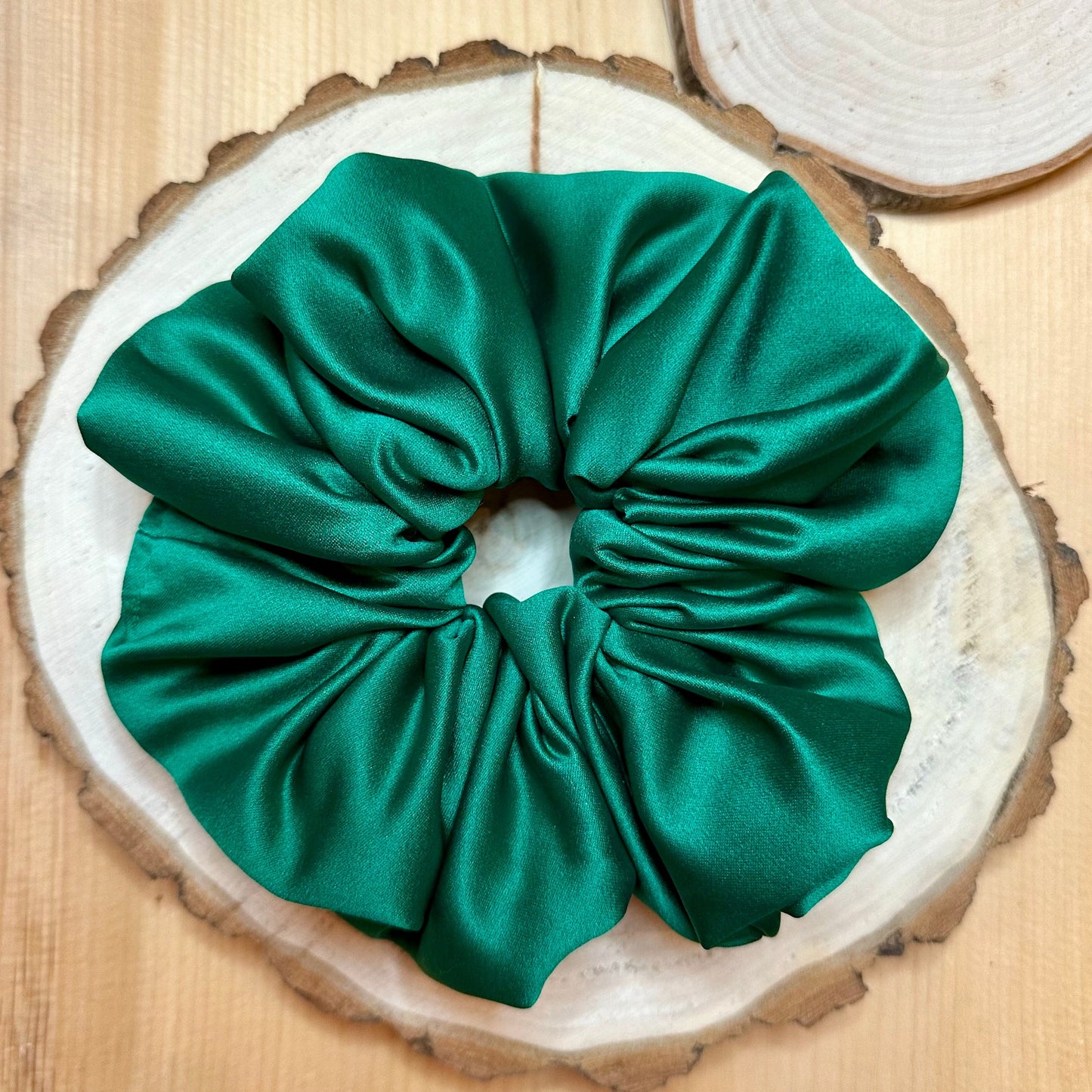 Chouchou XL vert émeraude en satin épais et mat