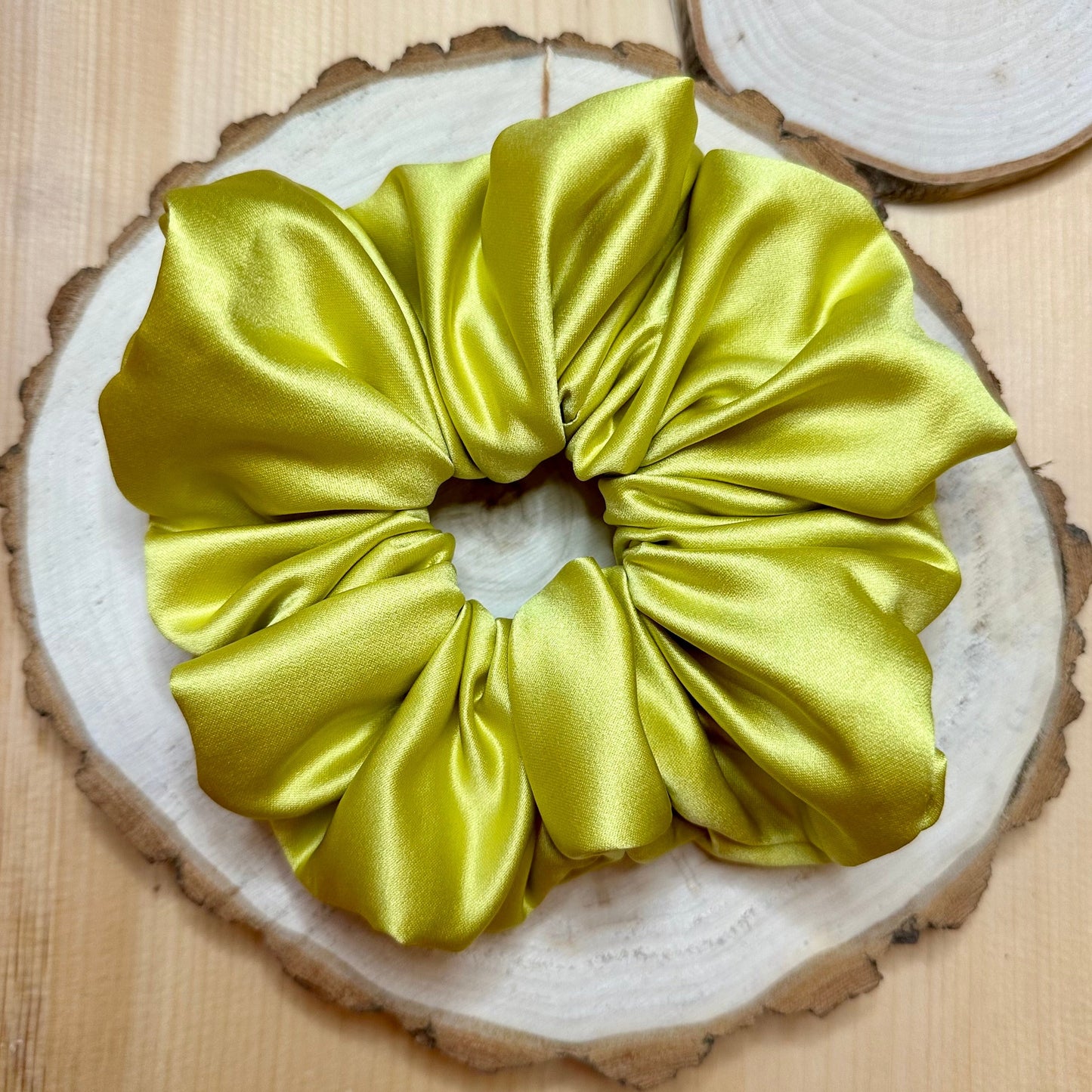 Chouchou XL couleur anis en satin épais et mat
