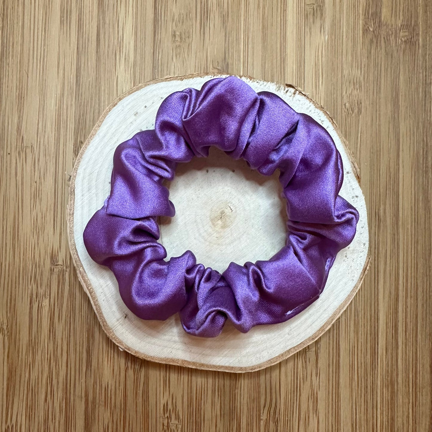 Chouchou format mini mauve en satin épais et mat