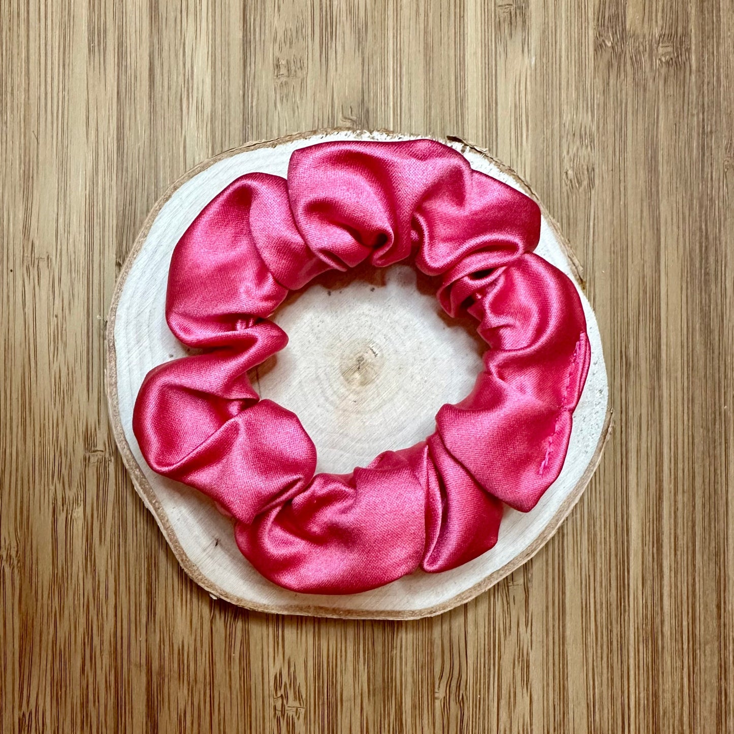 Chouchou format mini rose bonbon en satin épais et mat