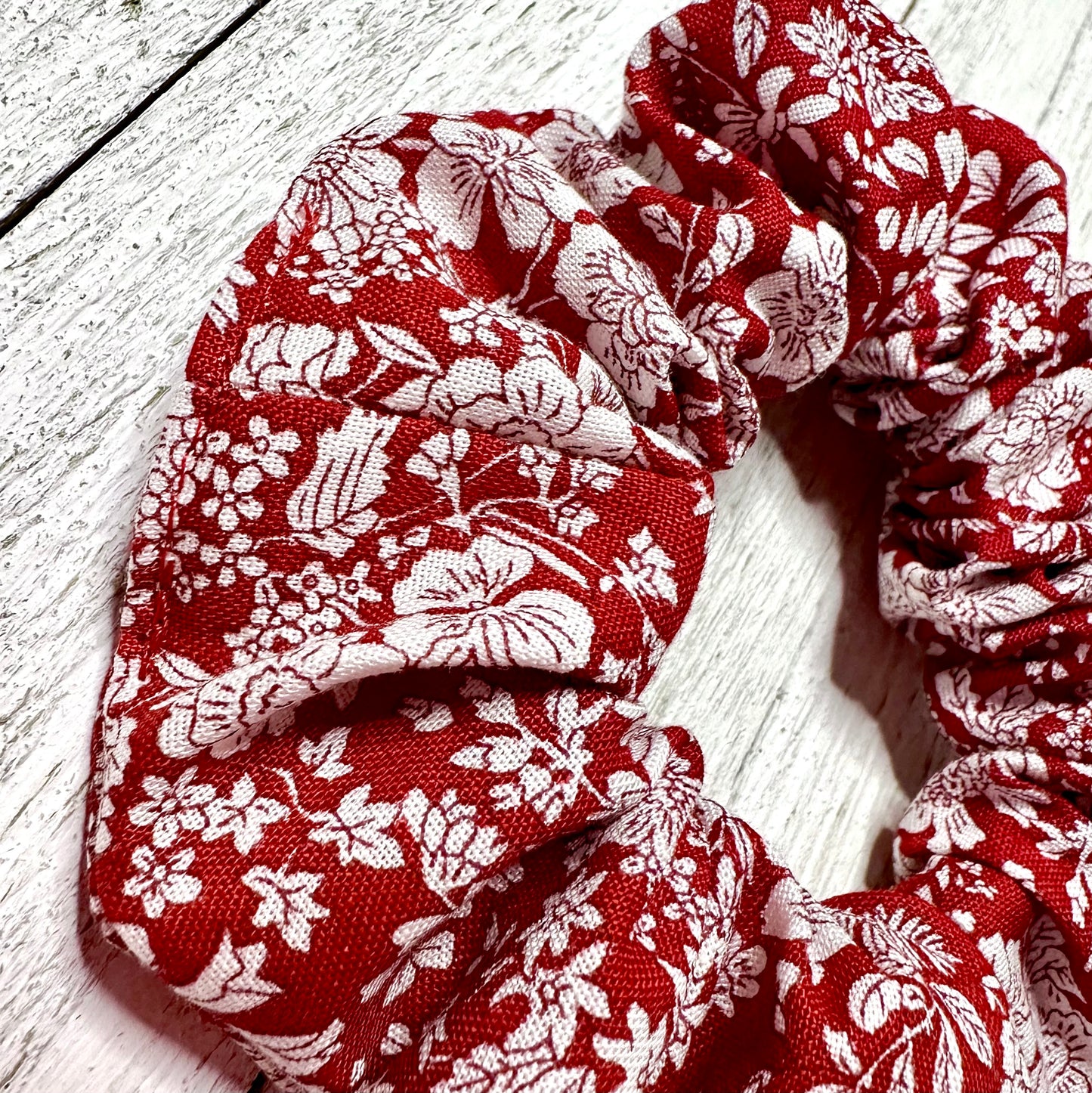 Chouchou fleuris rouge et blanc