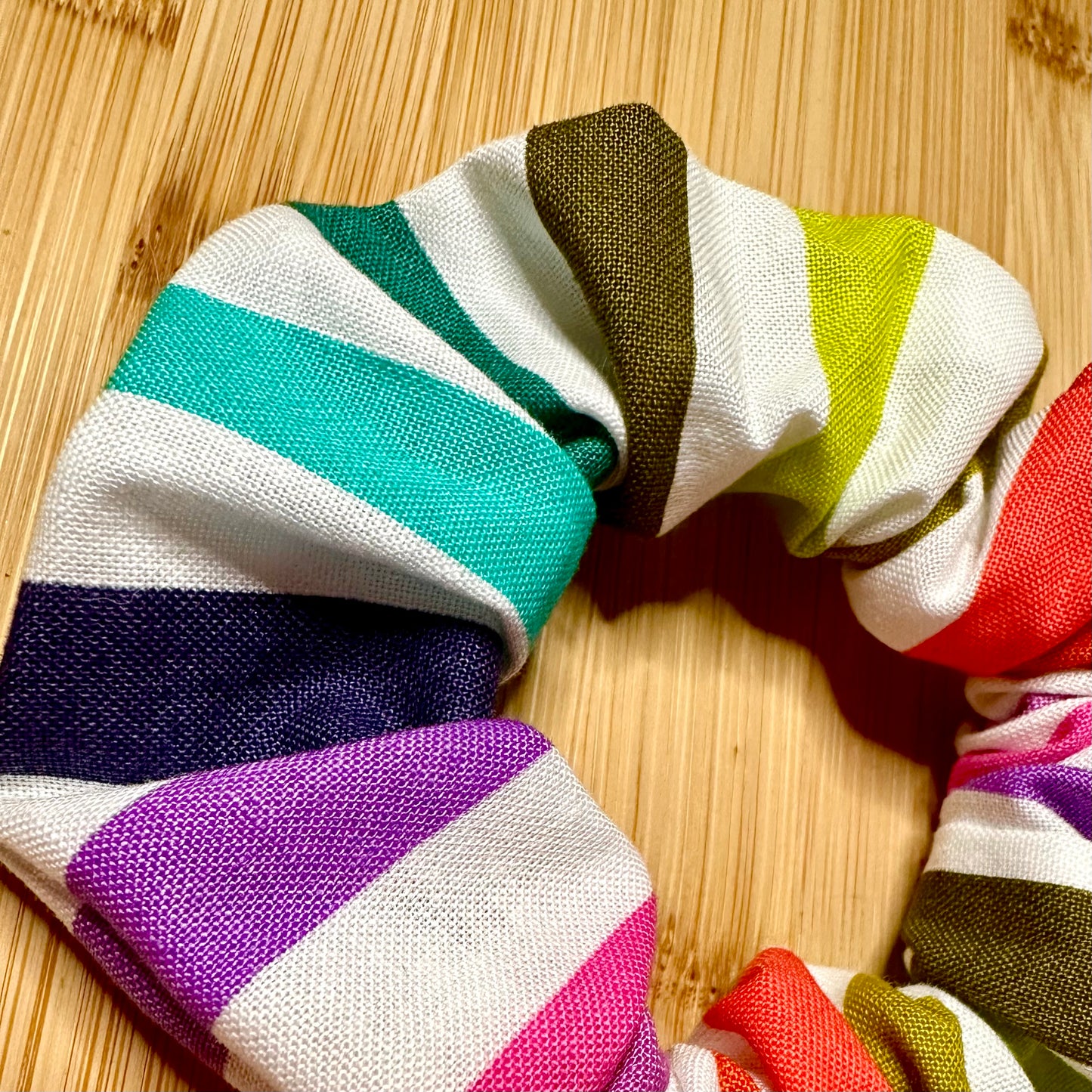 Chouchou blanc ligné multicolore