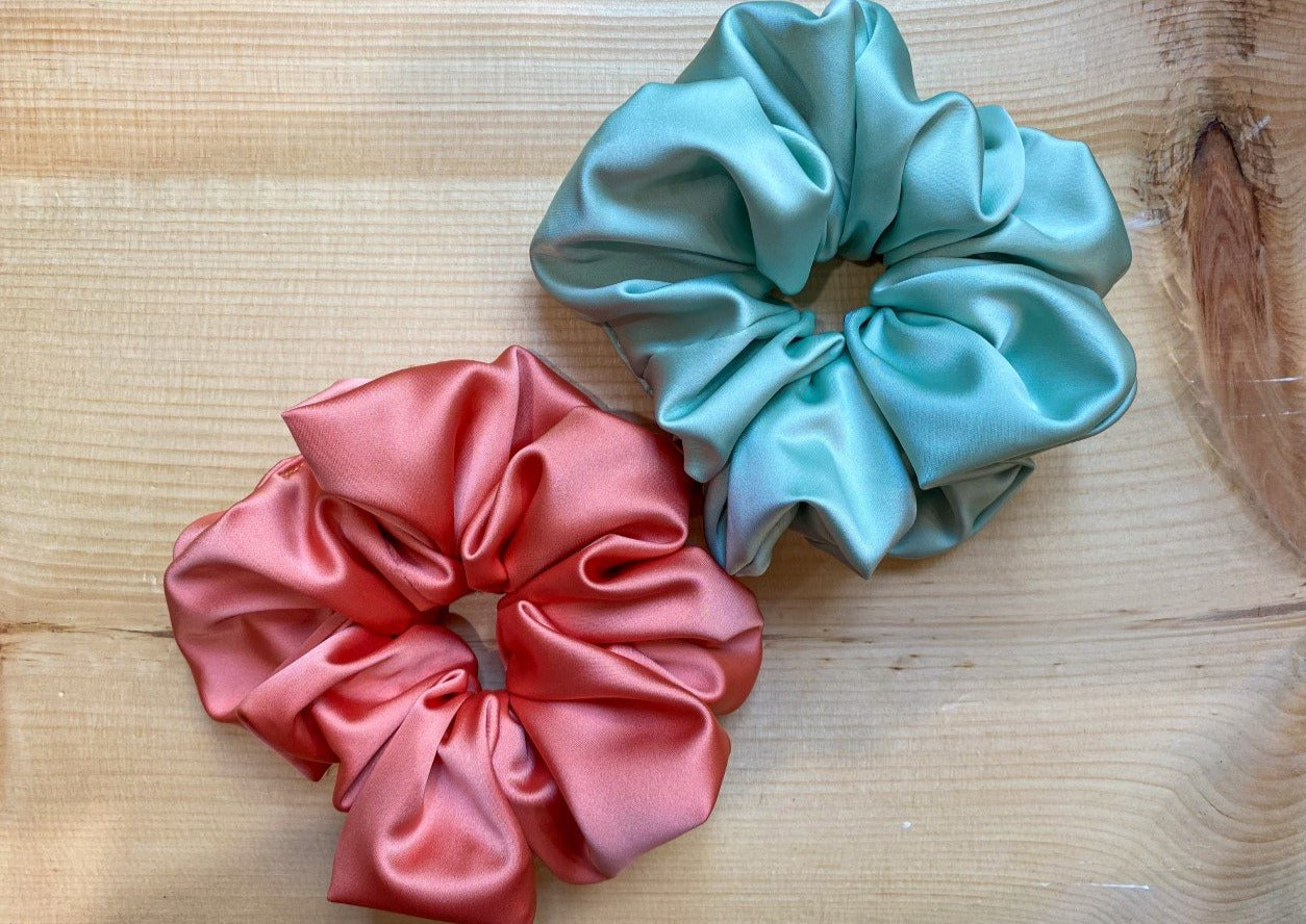 Deux chouchous cheveux XXL couleurs pêche et menthe en satin
