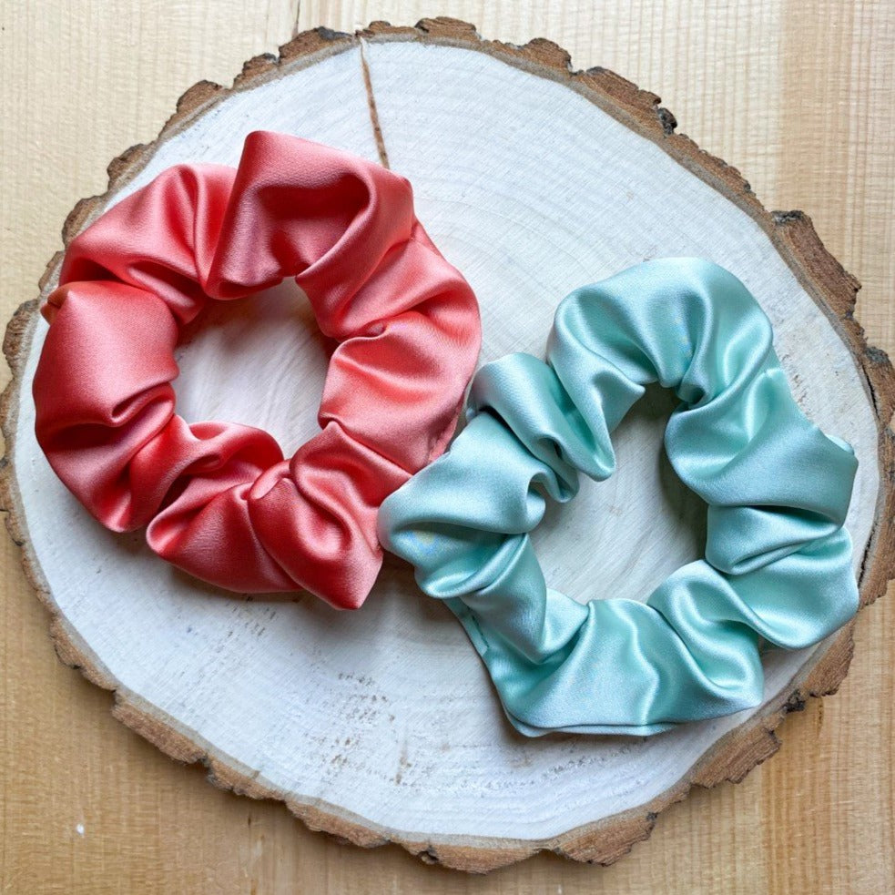 Deux chouchous cheveux couleurs pêche et menthe en satin