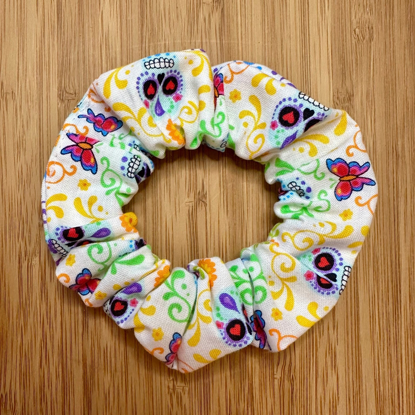 White scrunchie with multicolored calaveras