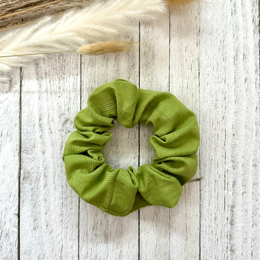 Green scrunchie in textured cotton