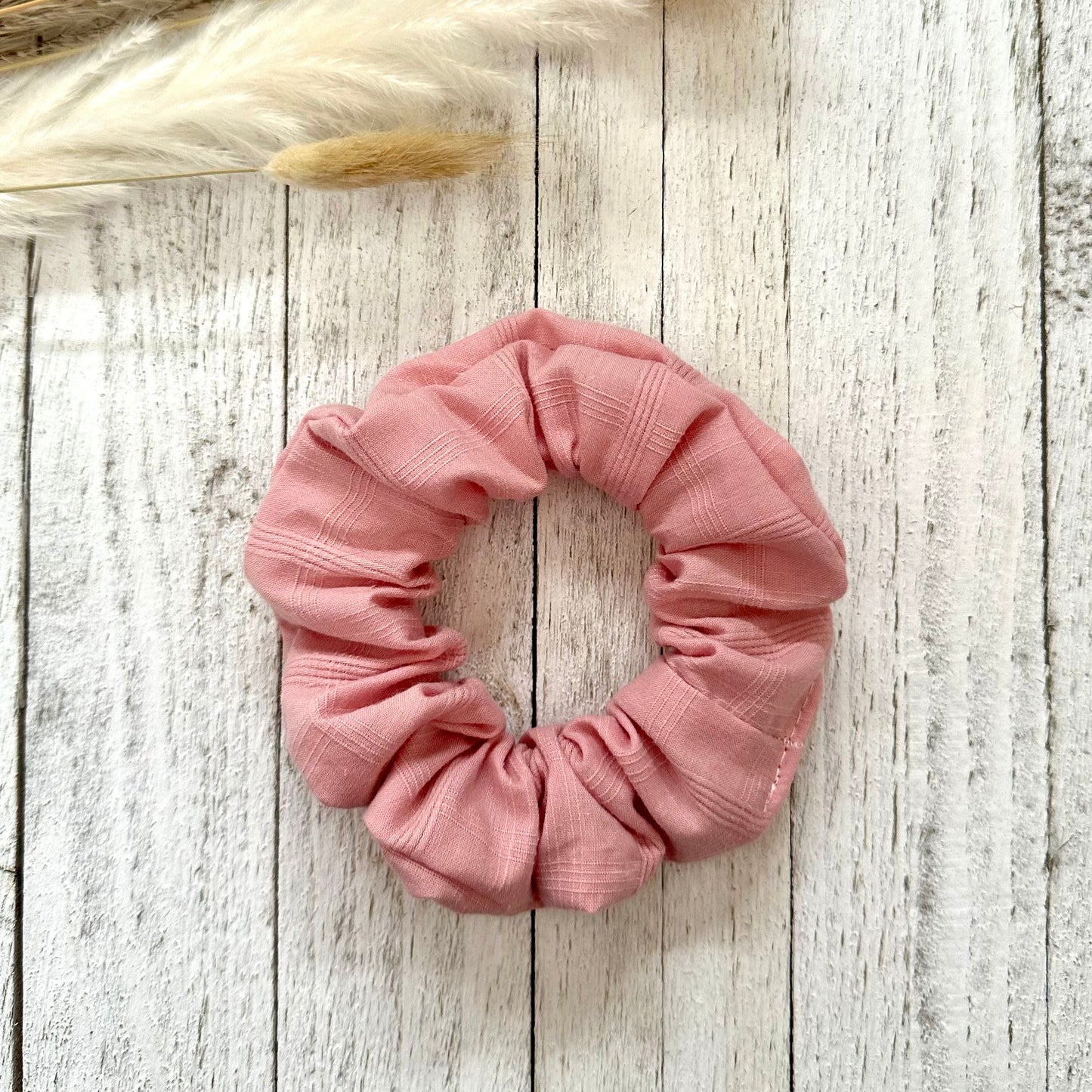 Old pink scrunchie in textured cotton