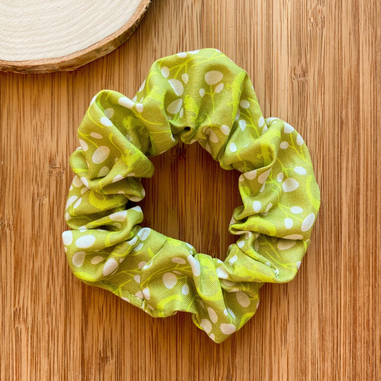 Green scrunchie with leaves and lizards